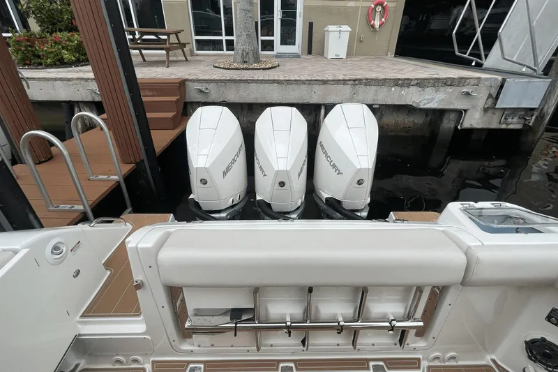 Slide: The Image of Boston Whaler 350 Realm 2020 - 35