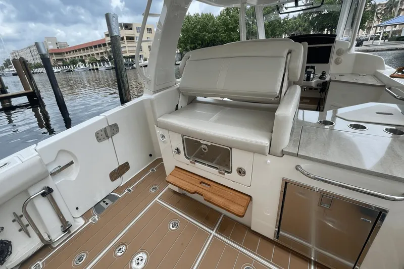 Slide: The Image of Boston Whaler 350 Realm 2020 - 38