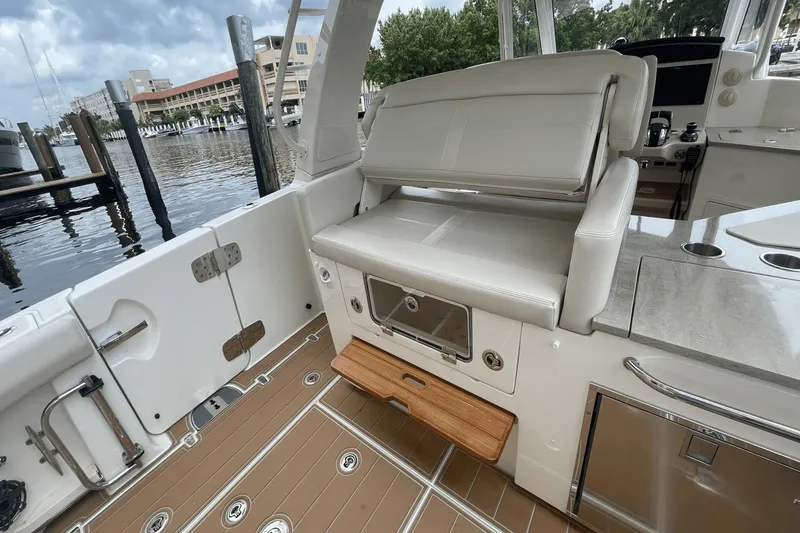 Slide: The Image of Boston Whaler 350 Realm 2020 - 39