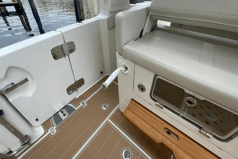 Slide: The Image of Boston Whaler 350 Realm 2020 - 41