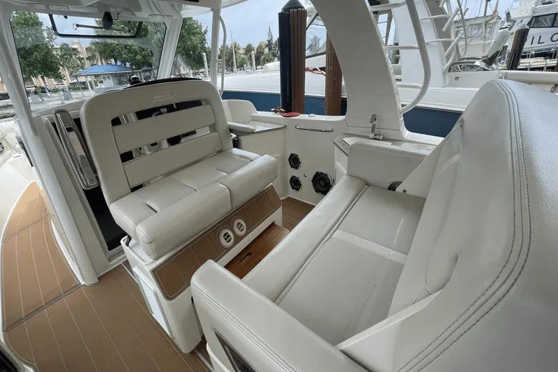 Slide: The Image of Boston Whaler 350 Realm 2020 - 43