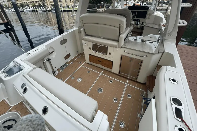 Slide: The Image of Boston Whaler 350 Realm 2020 - 46