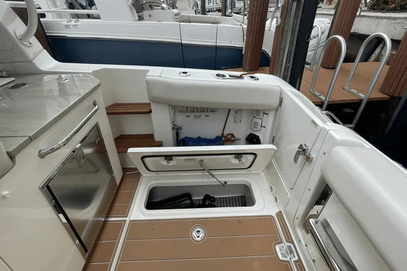 Slide: The Image of Boston Whaler 350 Realm 2020 - 50