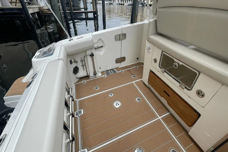 Slide: The Image of Boston Whaler 350 Realm 2020 - 52