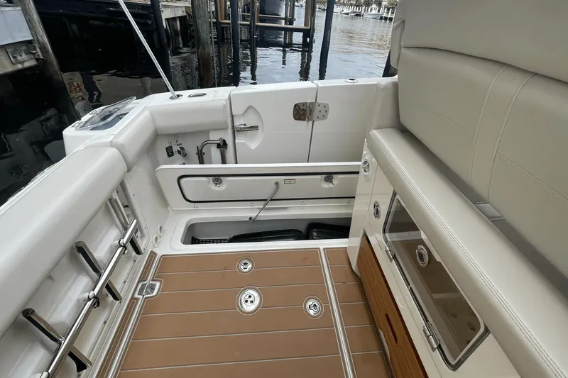 Slide: The Image of Boston Whaler 350 Realm 2020 - 53