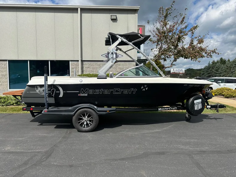 The Image of 2008 MasterCraft X-1 boat on trailer in front of building. - 1