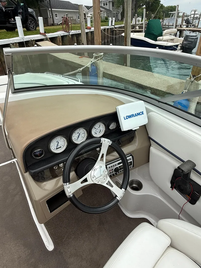 Slide: The Image of 2007 Four Winns 224 Funship dashboard with steering wheel and Lowrance device. - 18