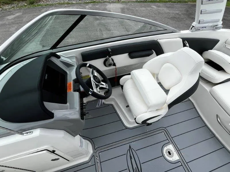 Slide: The Image of Chaparral 21 SSi Ski & Fish 2025 - 106