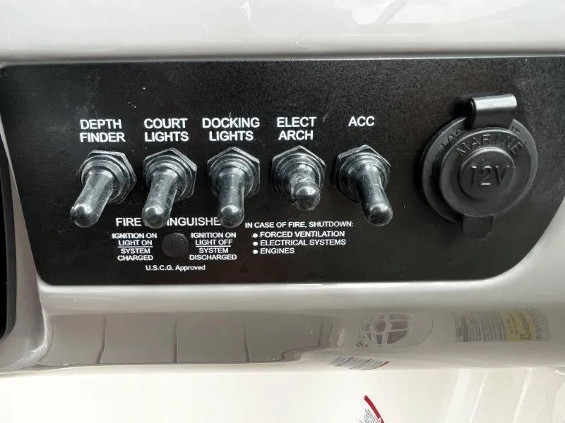 Slide: The Image of Chaparral 21 SSi Ski & Fish 2025 - 173