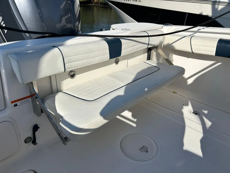 Slide: The Image of 2015 Wellcraft 252 Fisherman boat with foldable seating in the cockpit area. - 11