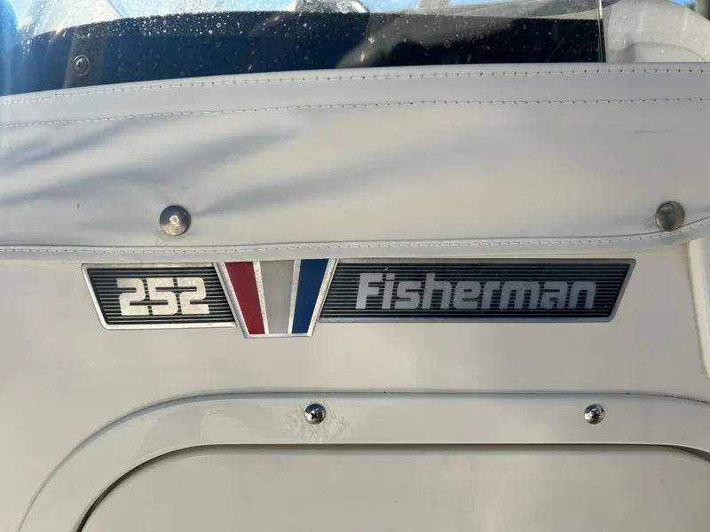Slide: The Image of 2015 Wellcraft 252 Fisherman boat logo on white surface. - 7