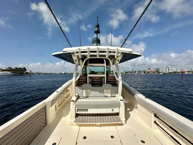 Slide: The Image of Scout 400 LXF 2023 - 10