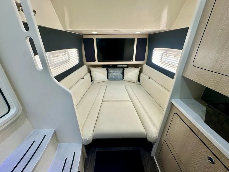 Slide: The Image of Scout 400 LXF 2023 - 13