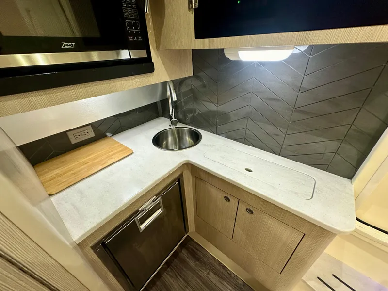 Slide: The Image of Scout 400 LXF 2023 - 15