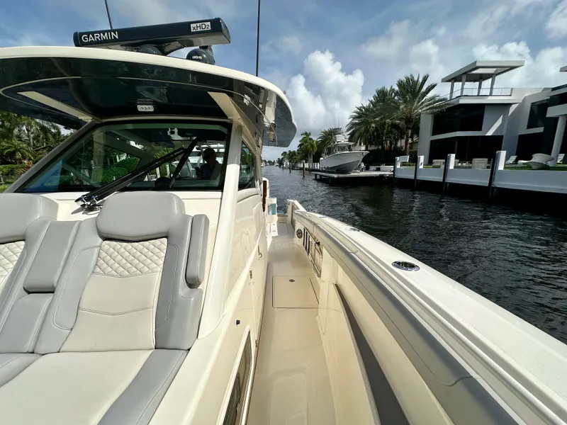 Slide: The Image of Scout 400 LXF 2023 - 18