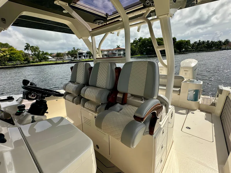 Slide: The Image of Scout 400 LXF 2023 - 3