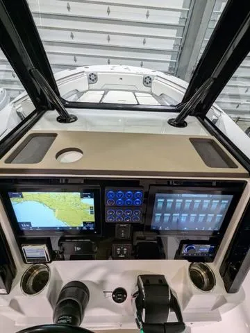 Slide: The Image of Stingray 253CC 2025 - 28