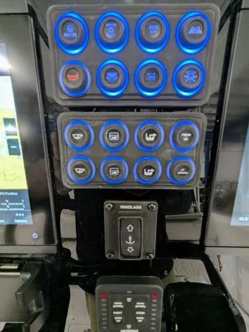 Slide: The Image of Stingray 253CC 2025 - 29