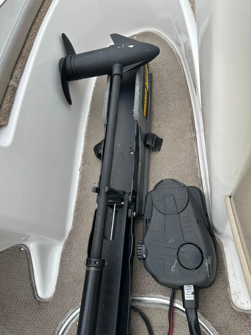 Slide: The Image of Trolling motor on 2003 Four Winns Freedom 180F/S boat deck. - 18