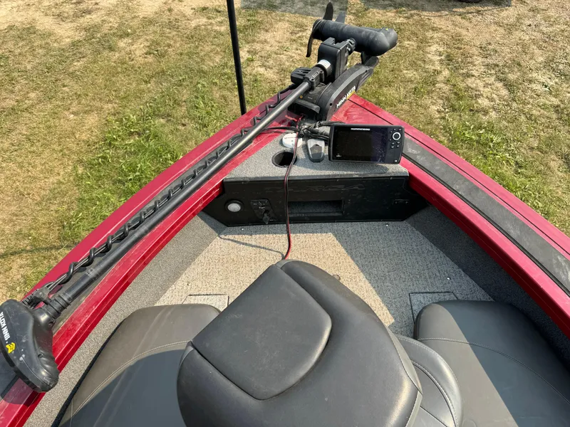 Slide: The Image of 2021 Tracker Targa V-19 Combo Tournament Edition boat interior with trolling motor and seat. - 13