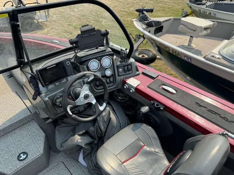 Slide: The Image of 2021 Tracker Targa V-19 Combo Tournament Edition boat interior with steering wheel and dashboard. - 7