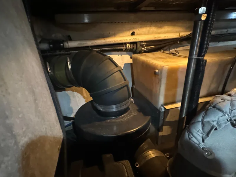 Slide: The Image of Carver 530 Voyager Pilothouse 2000 - 64