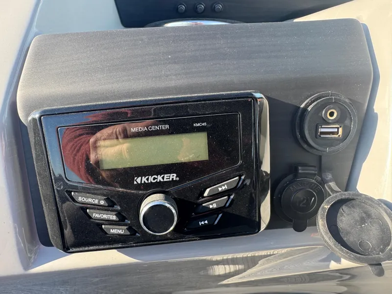 Slide: The Image of Kicker media center on 2023 Bennington 23SX Swingback boat dashboard. - 4