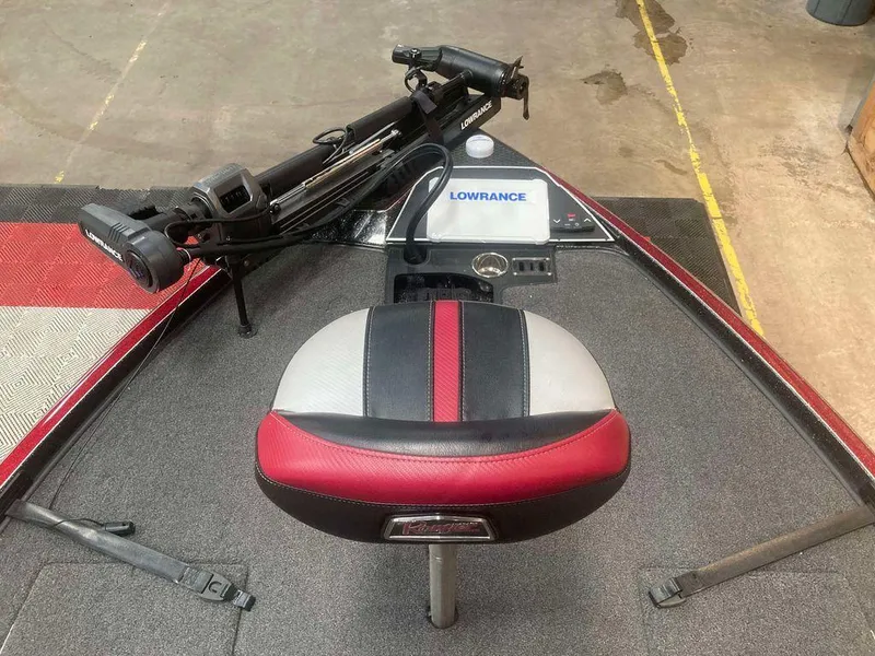 Slide: The Image of 2022 Ranger Z520R boat interior with Lowrance equipment and red-black seat. - 9