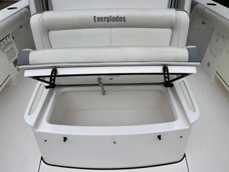 Slide: The Image of 2018 Everglades 273CC boat with open storage compartment and cushioned seating. - 10