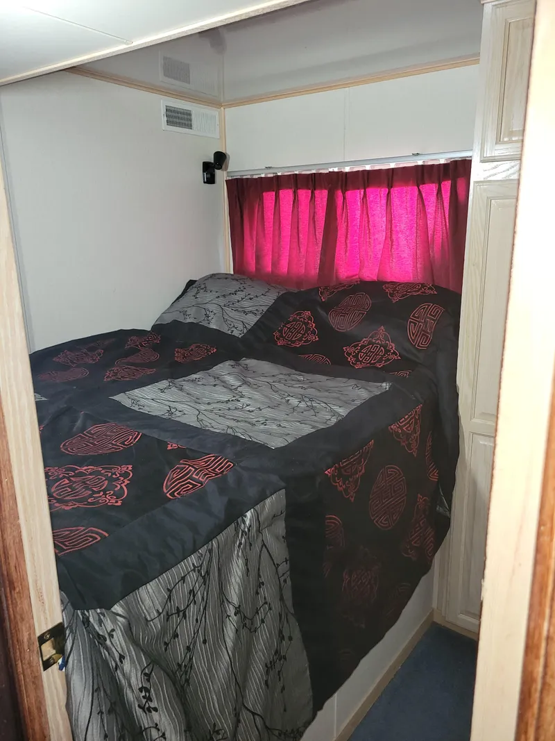 Slide: The Image of Fun Country VIP 65' Houseboat 1999 - 18