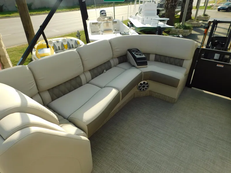 Slide: The Image of 2018 Bennington 25 R pontoon boat with beige seating and cup holders. - 9