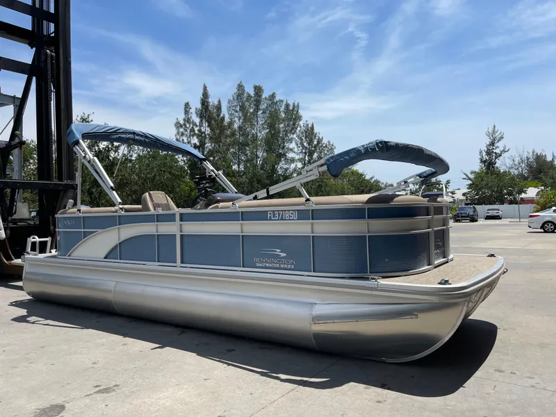 Slide: The Image of 2020 Bennington SX 23 SXSR pontoon boat on a sunny day. - 4