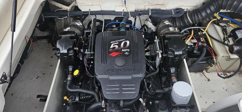 Slide: The Image of Engine compartment of a 2007 Maxum 2200 SR3 with a Mercury 5.0 MPI motor. - 7