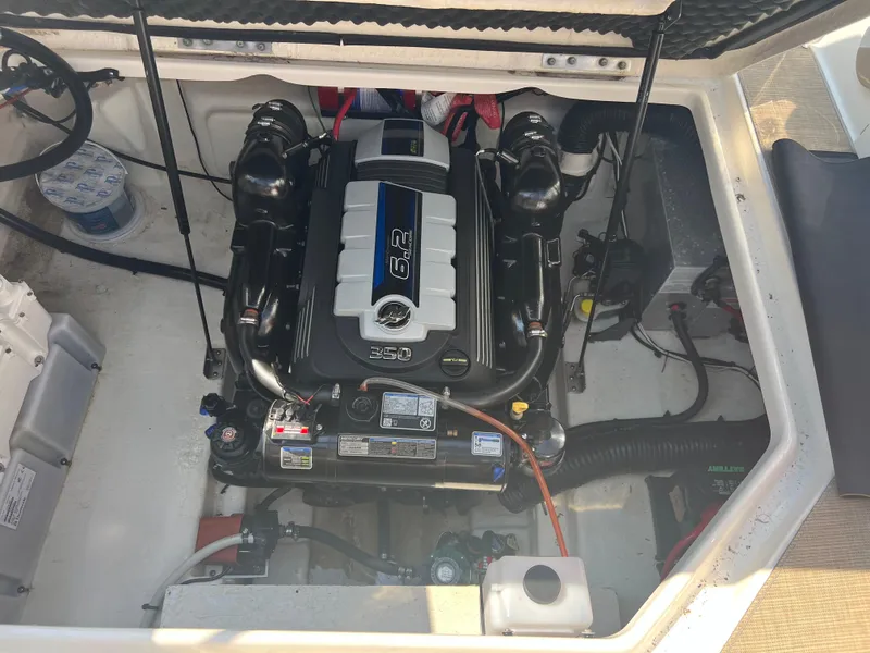 Slide: The Image of Engine compartment of 2017 Sea Ray Sundancer 260 boat, featuring a 6.2L engine. - 21