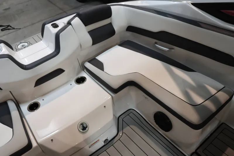 Slide: The Image of Yamaha 195S 2025 - 13