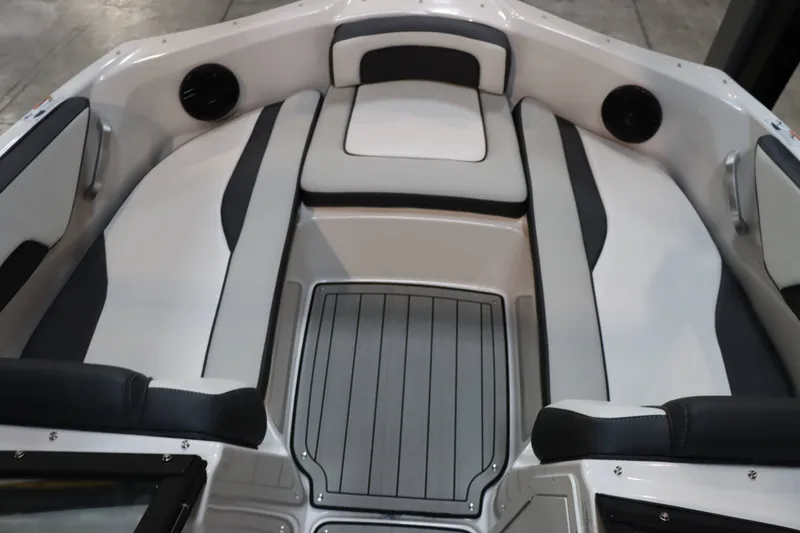 Slide: The Image of Yamaha 195S 2025 - 17