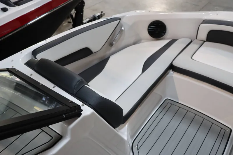 Slide: The Image of Yamaha 195S 2025 - 18