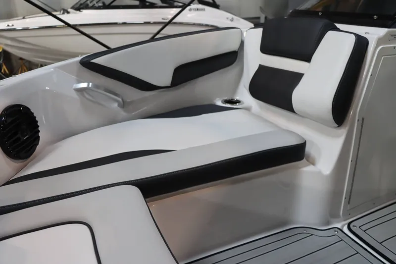 Slide: The Image of Yamaha 195S 2025 - 19