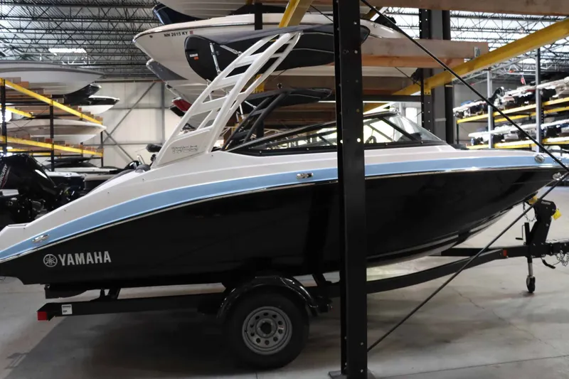 Slide: The Image of Yamaha 195S 2025 - 3