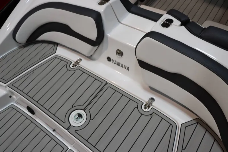 Slide: The Image of Yamaha 195S 2025 - 7