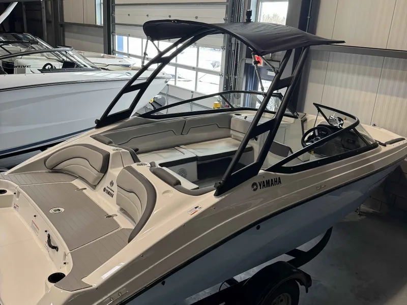 Slide: The Image of Yamaha AR190 2025 - 3