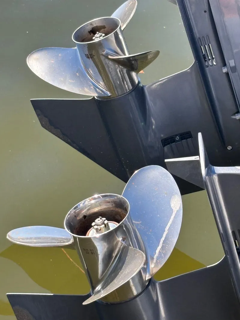 Slide: The Image of Twin propellers of a 2020 Sea Hunt Ultra 275 SE boat in water. - 28