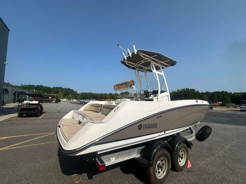 Slide: The Image of 2022 Yamaha Boats 210 FSH® SPORT on trailer in parking lot. - 8