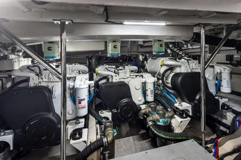 Slide: The Image of Sea Ray L590 2017 - 50