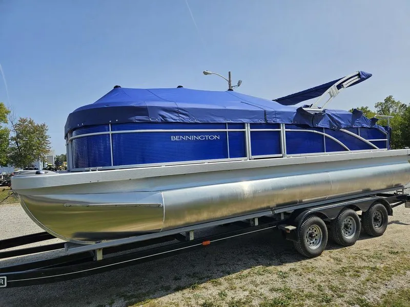 Slide: The Image of 2025 Bennington 22 SXSB pontoon boat with blue cover on a trailer. - 8