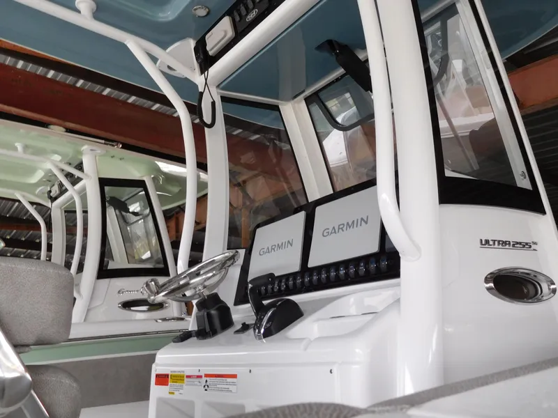 Slide: The Image of Sea Hunt Ultra 255 SE 2025 - 3