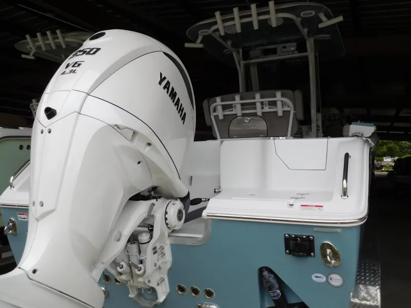 Slide: The Image of Sea Hunt Ultra 255 SE 2025 - 4