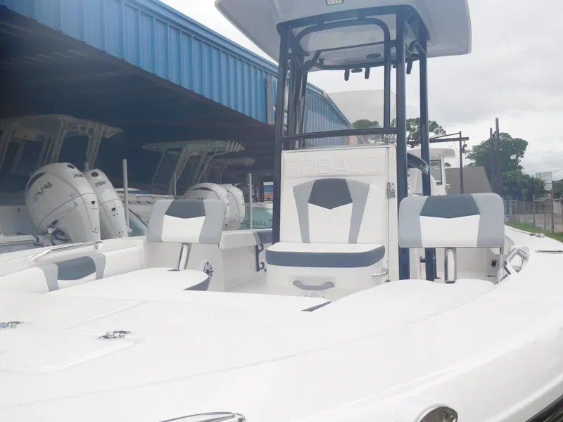 Slide: The Image of Robalo 226 Cayman 2025 - 3