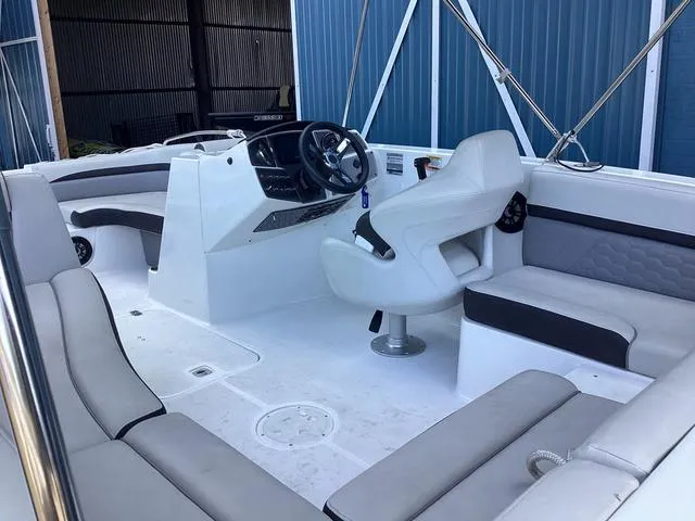 Slide: The Image of Hurricane SS192RL 2023 - 6