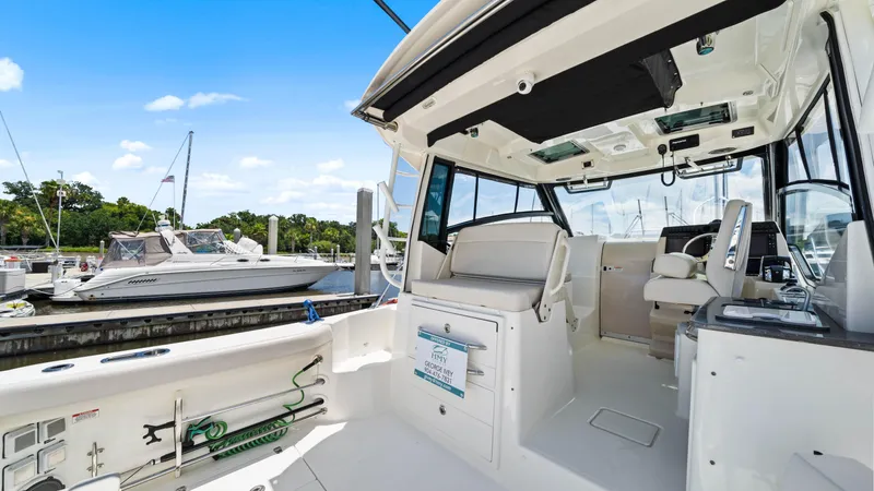 Slide: The Image of Boston Whaler 32 - O Sea D - Helm - 15